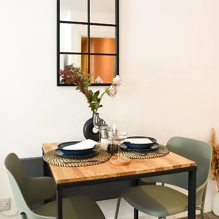 Stylish, One-bedroom Flat In Town Centre Διαμέρισμα *