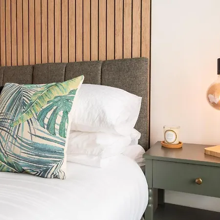 Stylish, One-bedroom Flat In Town Centre Διαμέρισμα *